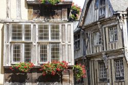 Un particolare di alcune case a graticcio nel centro storico di Dinan, dove si può distinguere chiaramente la tipica struttura in legno - foto © Claudio Giovanni Colombo / Shutterstock.com ...