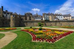 Fiori nel giardino alla francese della città medievale di Vannes, Francia. A fare da cornice sono i bastioni che s'innalzano imponenti lungo le mura.
