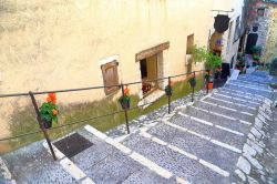 Fiori addobbano le strade medievali nella vecchia città di Saint-Paul-de-Vence, Francia.




