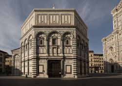 Firenze con il coronavirus: piazza Duomo e il Battistero senza turisti per la quarantena di Covid-19 - © Kotroz / Shutterstock.com