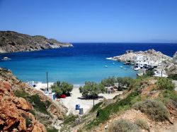 Firopotamos, Milos: sulla spiaggetta di Firopotamos può essere divertente giocare con le onde quando soffia il Meltemi, ma occorre fare attenzione perché le correnti possono essere ...