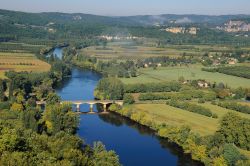 Il fiume Dordogna attraversato da un ponte, Francia. E' uno dei panorami che si può ammirare dalla cittadina di Domme.




