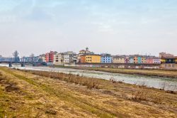 Paesaggio autunnale della Parma, l'affluente del Po che porta il nome della città - la Parma, importante torrente affluente del Po, attraversa l'omonima città e la divide ...