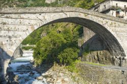 Il fiume Lys e l'arco del ponte romano in Valle d Aosta - © Claudio Giovanni Colombo  / Shutterstock.com