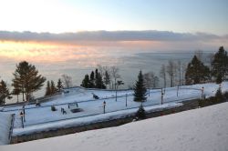 Fiume San Lorenzo, mattino presto: la vista dalle camere dell'Hotel Fairmont Manoir Richelieu consente di svegliarsi al mattino con questo spettacolo davanti agli occhi, con la nebbia che ...