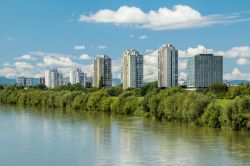 Fiume Sava e skyline di Zagabria, Croazia. La capitale moderna si affaccia sulle acque della Sava, il fiume che nasce in Slovenia ed è uno dei maggiori affluenti del Danubio - © ...