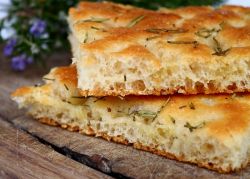 Una gustosa focaccia al rosmarino alla Sagra del Paniere di Susa, Piemonte.
