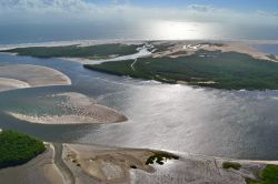 Foce del Rio Preguiças: una spettacolare immagine della foce del fiume che attraversa il Parco Nazionale dei Lençois Maranhenses, in Brasile, prima di gettarsi nell'oceano. ...