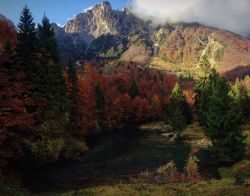 Foliage autunnale al lago Creme nei pressi di Recoaro Terme, Veneto.
