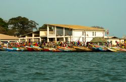 Folla africana in attesa dell'imbarco sulle barche al porto di Conakry, Guinea - © Sem Let / Shutterstock.com