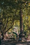 Fontaine-de-Vaucluse, Provenza (Francia): la graziosa piazzetta con colonna nel centro del paesino fotografata in autunno - © VanoVasaio / Shutterstock.com