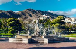 Fontana al parco La Bateria di Torremolinos, Spagna. Una delle belle fontane in marmo che abbelliscono il giardino La Bateria situato in avenida del Carmelo  - © Alexander Tihonov ...