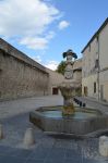 La cosiddetta Fontana del Cormorano a Pernes les Fontaines in Francia
