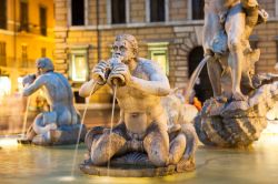 La fontana del Moro e i suoi tritoni a Piazza Navona, Roma - © l i g h t p o e t / shutterstock.com