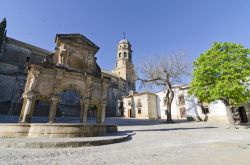 La bella fontana del seminario di San Filippo Neri in piazza Santa Maria a Baeza, Andalusia, Spagna - © villorejo / Shutterstock.com