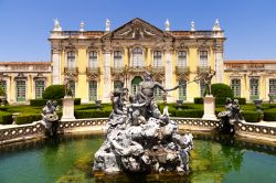 La Fontana di Nettuno e il Palazzo Nazionale di Queluz in Portogallo - © Giacomo Pratellesi / Shutterstock.com