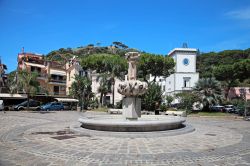 Una fontana in una piazza di Lacco Ameno a Ischia - © Eugene Sergeev / Shutterstock.com 