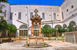 La fontana nel chiostro della Chiesa di San Francesco a Fasano, Puglia, Italia. Di epoca barocca questo pozzo centrale è decorato con volute floreali e mascheroni. Si ritiene sia opera ...