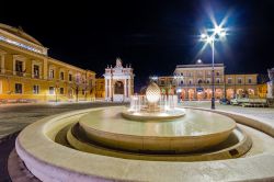 La fontana in  piazza Ganganelli a Santarcangelo di ROmagna, fotografata di notte