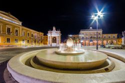 La fontana in  piazza Ganganelli a Santarcangelo ...