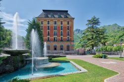 Fontane a San Pellegrino Terme e sullo sfondo il Grand Hotel