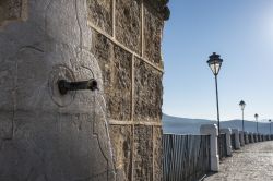 Fontanella dell'acqua lungo la suggestiva Adarve Street a Priego de Cordoba, Spagna.  Passeggiando in questa graziosa cittadina se ne possono scoprire scorci suggestivi - © miquelito ...