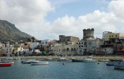 Forio, sull'isola di Ischia, la foto del porticciolo - © leone1979 - Fotolia.com