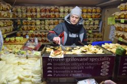 Formaggio alla griglia a Brno, in uno stand nel centro storico della capitale della Moravia