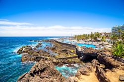 Formazioni rocciose a Puerto de la Cruz, Tenerife, con le piscine del lago Martianez (Spagna).
