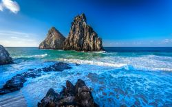 Formazioni rocciose nei pressi di una spiaggia, isola di Fernando de Noronha (Brasile).
