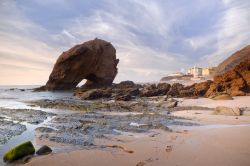 Formazioni rocciose sulla spiaggia di Santa Cruz a Torres Vedras, Portogallo.



