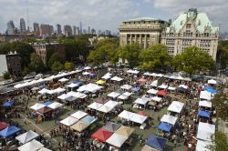 Fort Greene Flea, il Sabato il mercatino delle pulci di New York, 150 espositori tra antichità e cibo, sempre presenti pioggia o sole - Foto brooklynflea.com