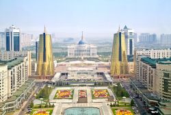 Foto aerea di Nurzhol Boulevard, Astana - Area pedonale situata nel nuovo centro amministrativo e finanziario della capitale kazaka, Nurzhol Boulevard - famosa anche come Green Water Boulevard ...