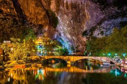 Panoramica notturna della sorgente del fiume Buna, a Blagaj - una panoramica notturna di uno dei più bei paesaggi dell'intera Bosnia-Erzegovina, cuore dei Balcani. Al di là ...