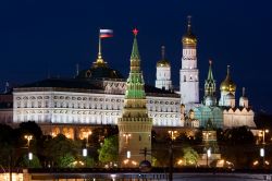 Foto notturna del Cremlino di Mosca, Russia - Una bella veduta panoramica della cittadella fortificata di Mosca, posta sulla riva sinistra del fiume Moscova © Ivan Pavlov / Shutterstock.com ...