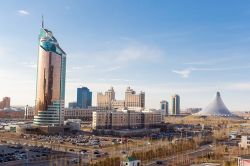 Foto panoramica sul moderno centro di Astana - Situata nel nord del Kazakistan, Astana è una moderna città di seicentomila abitanti. Scelta nel 1994 come futura capitale del paese ...