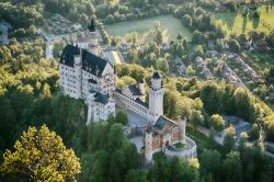 Fotografia aerea del castello di Neuschwanstein, quello che ispirò Disney per il castello della Bella Addormentata nel bosco (Germania) - © ptnphoto / Shutterstock.com