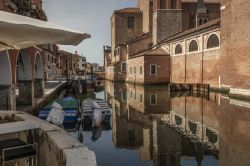 Fotografia del canale su cui si affacciano la cattedrale e i palazzi cittadini, Chioggia, Italia.



