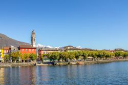 Fotografia di Ascona, Svizzera. Un'impareggiabile vista sul lago e sulle montagne che incorniciano la città svizzera di Ascona - © LaMiaFotografia / Shutterstock.com