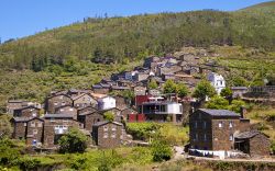 Fotografia di Piodao in una giornata di sole, Portogallo - Ha stradine strette e sinuose questo antichissimo borgo di montagna che deve la sua autenticità anche al suo isolamento geografico ...