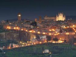 Una fotografia notturna del Borgo di Orvieto in Umbria - © simone mescolini / Shutterstock.com