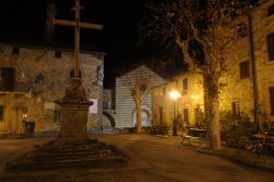 Fotografia notturna del centro storico di Lucignano in Toscana - © MauMar70 / Shutterstock.com