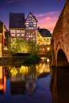 Fotografia notturna del Fischerviertel il quartiere dei pescatori sul fiume Blau a Ulm in Germania - © LuisPinaPhotography / Shutterstock.com