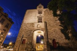 Fotografia notturna della porta Saint Pierre a Nantes, Francia. Relizzata in stile gotico, questa porta chiamata anche "Manoir Guéguen" è una delle vestigia meglio conservate ...