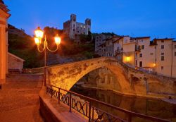 Dolceacqua di notte, Liguria, Italia - Con le luci del tramonto questo grazioso villaggio medievale della Val Nervia, lungo l'omonimo torrente, regala a chi lo visita un'atmosfera ancora ...
