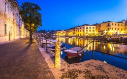 Uno scorcio notturno di Peschiera del Garda, Veneto. Completamente circondata da canali, questa località è una delle più originali presenti sul Lago di Garda.
