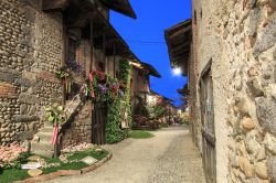 Fotografia notturna di Ricetto di Candelo, in provincia di Biella, Piemonte. Il villaggio è stato nominato la prima volta in un documento di Ottone III° in cui si diceva che si trattava ...