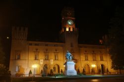 Fotografia notturna della piazza centrale di Busseto, dedicata a Giuseppe Verdi - © lsantilli / Shutterstock.com
