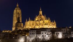 Cattedrale e Segovia in notturna, Spagna - Al calar delle luci la cattedrale in stile tardogotico e il cuore vecchio di Segovia risplendono ancora di più di quella magica atmosfera che ...