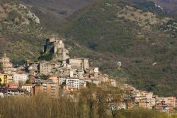 Fotografia panoramica del villaggio di Subiaco e della sua rocca medievale, provincia di Viterbo, Lazio.



